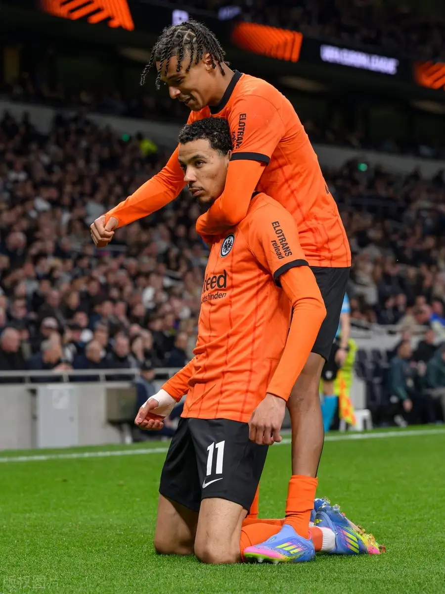 立博体育-转折点武汉三镇回应争议；欧联今晨攻防权衡；球迷炸锅；阵容厚度经受考验(武庙十哲七十二将含金量)